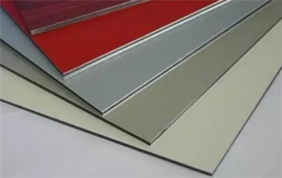 铝塑板的材料性质与金属建筑装饰制造应用解析